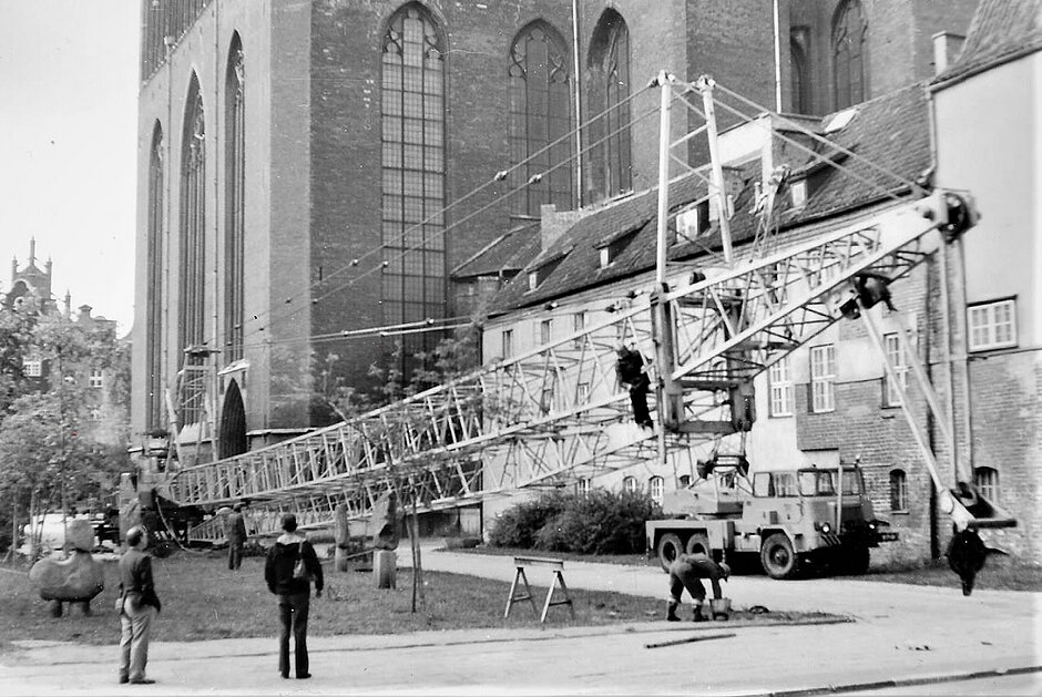 Kościół_NMP_montaż_iglicy_1973