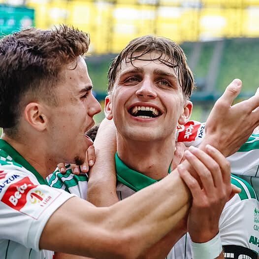 Twarze dwóch zawodników, szczęśliwych po zdobyciu bramki