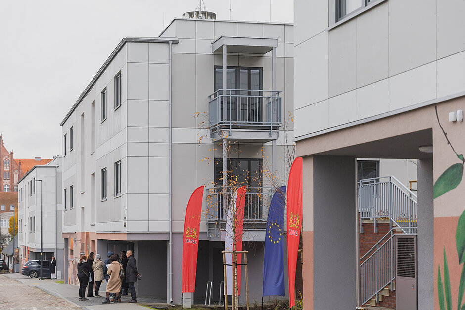 Widok dwupiętrowych bloków mieszkalnych