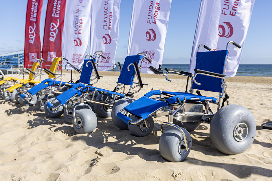 Zdjęcie wózków plażowych ustawionych w linii przy brzegu 