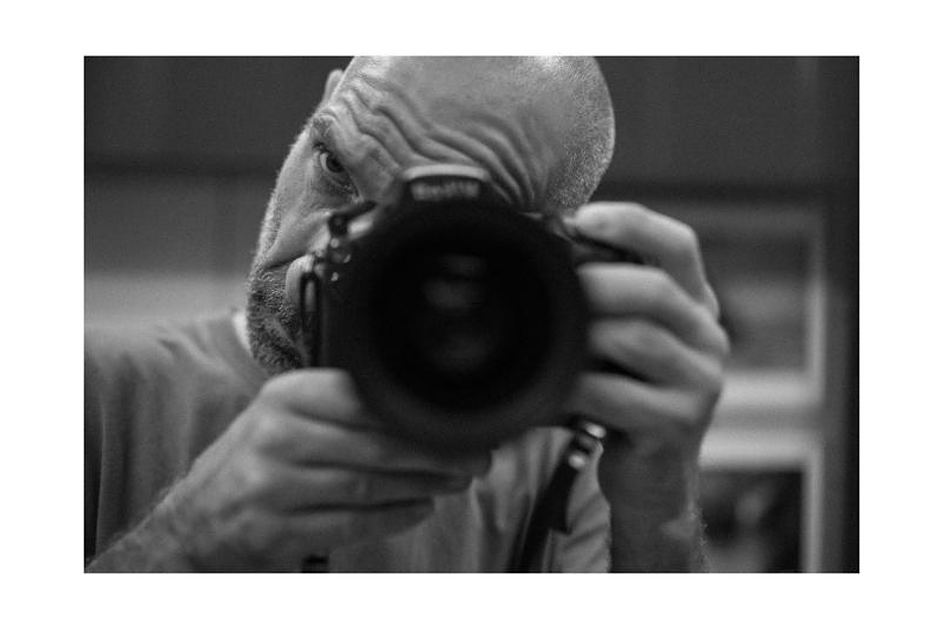 Autoportret fotografa z aparatem.