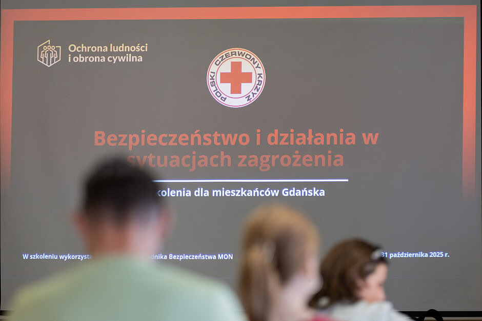 Szkolenia z bezpieczeństwa i działania w sytuacjach zagrożenia dla mieszkańców. Zdjęcie tablicy z prezentacją. 