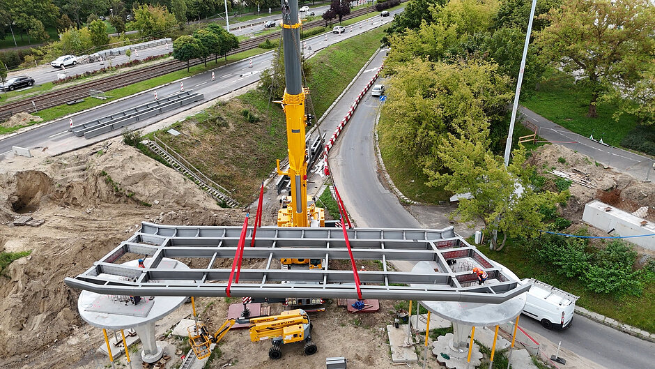dźwig unosi stalowy element