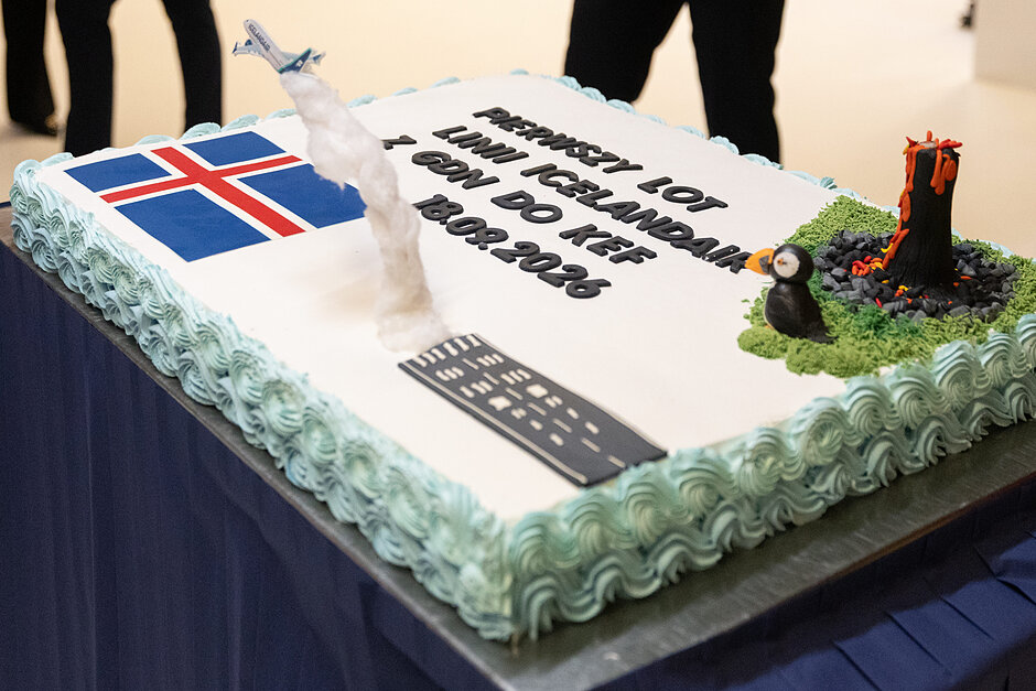 tort z napisem pierwszy lot linii Icelandair z GDN do KEV i datą 18 09 2026