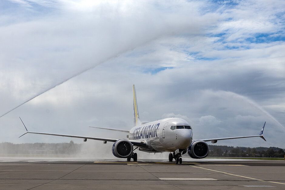  samolot Icelandair pryskany wodą z dwóch stron, kołuje na płycie 