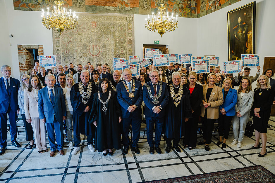 grono kilkudziesięciu osób w różnym wieku