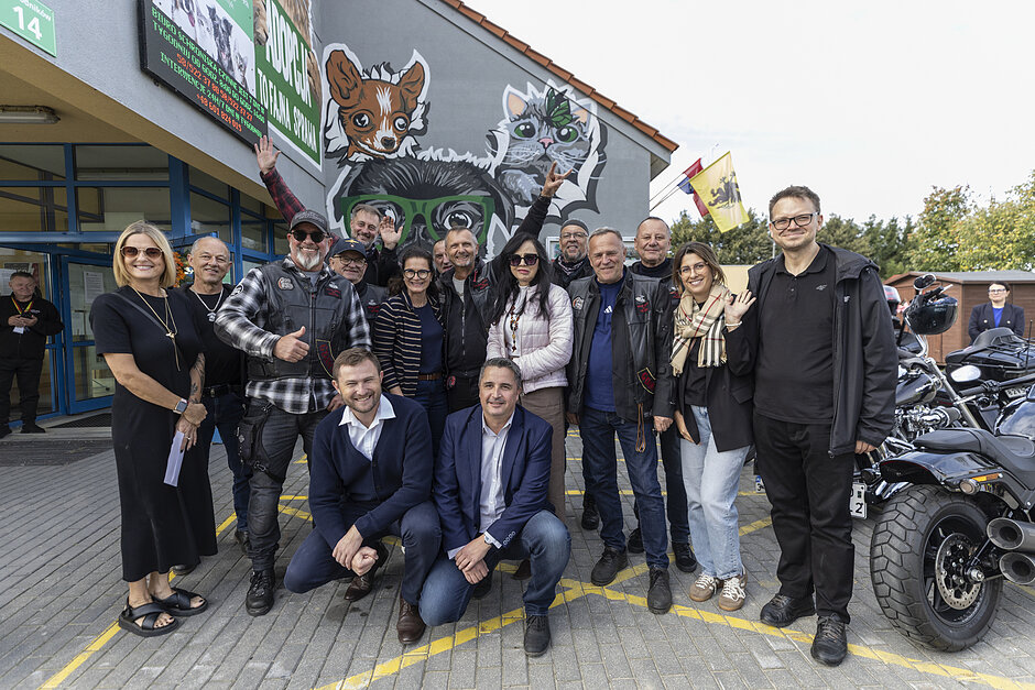 Grupa kilkunastu osób pozuje do zdjęcia