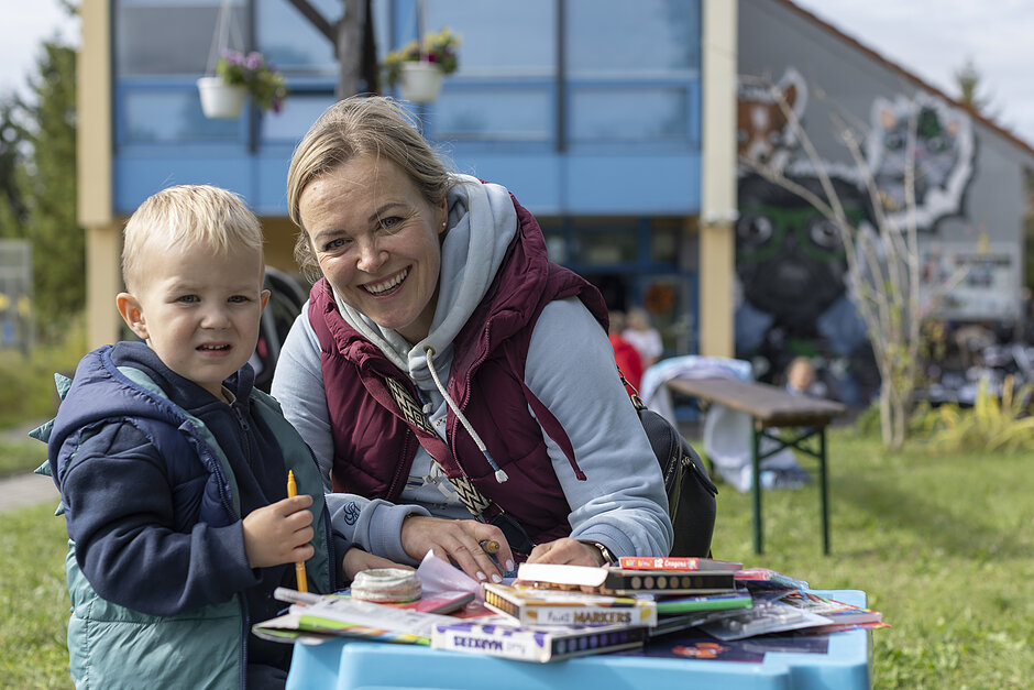 Zdjęcie mamy z niespełna dwuletnim dzieckiem