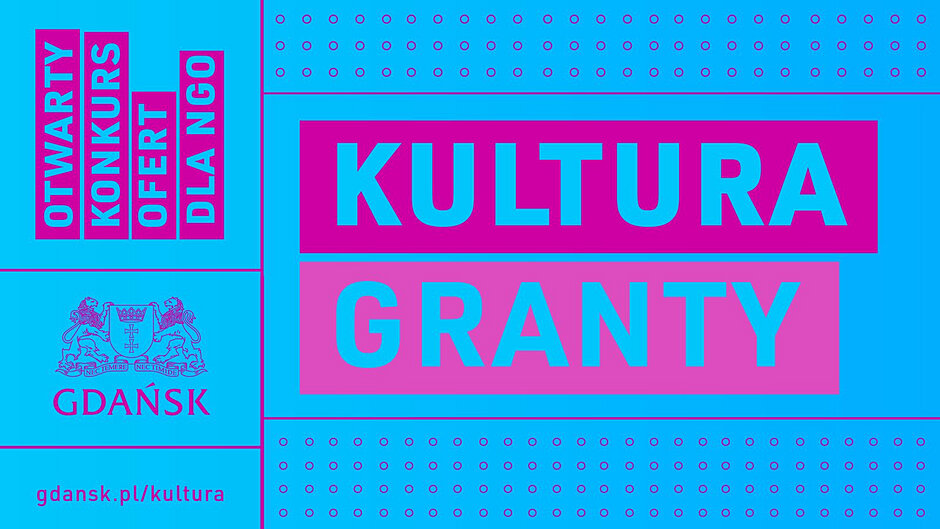 Grafika informacyjna o otwartym konkursie ofert dla organizacji pozarządowych. Na jasnoniebieskim tle rozmieszczono różowe i niebieskie elementy graficzne. W centralnej części znajduje się duży, dominujący napis „KULTURA GRANTY”. Po lewej stronie, w układzie pionowym, umieszczono słowa: „OTWARTY”, „KONKURS”, „OFERT”, „DLA NGO”, które razem tworzą komunikat „Otwarty konkurs ofert dla NGO”. Poniżej widoczny jest herb Miasta Gdańska i napis „GDAŃSK”. Dolna część grafiki zawiera adres internetowy „gdansk.pl/kultura”. Tło uzupełniają geometryczne linie oraz rzędy drobnych kropek pełniących funkcję dekoracyjną.
