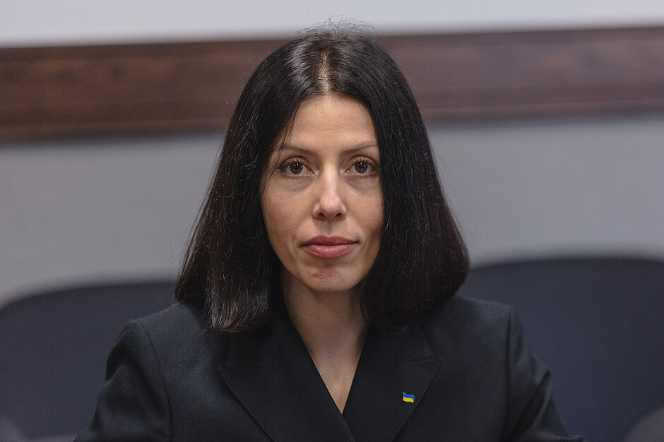 portret młodej kobiety z ciemnymi włosami