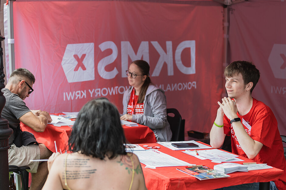 Święto Równości na jarmarku. Na zdjęciu stoisko Fundacji DKMS. Wolontariusze rozmawiają z potencjalnymi dawcami 