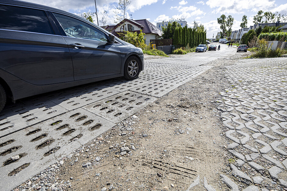 na zdjęciu płyty jomb i jadące po nich auto