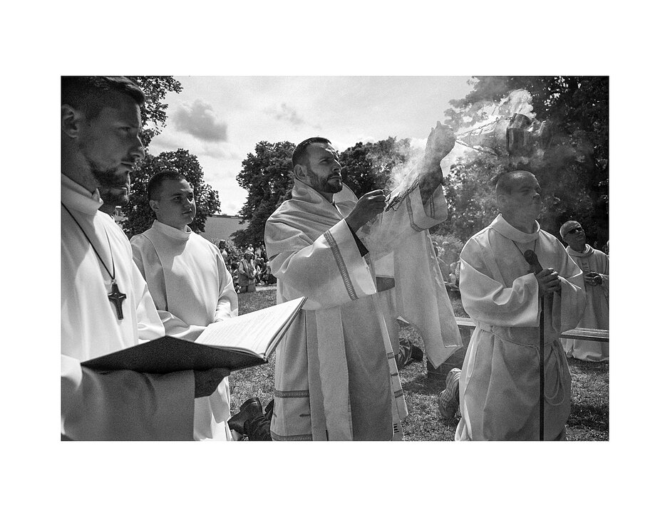 Ksiądz i ministranci w trakcie obrzędów religijnych