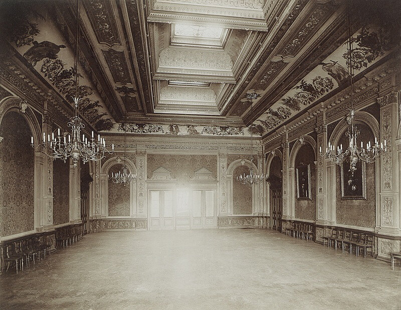 Sala_balowa_w_siedzibie_loży_Eugenia_pod_Ukoronowanym_Lwem,_1900