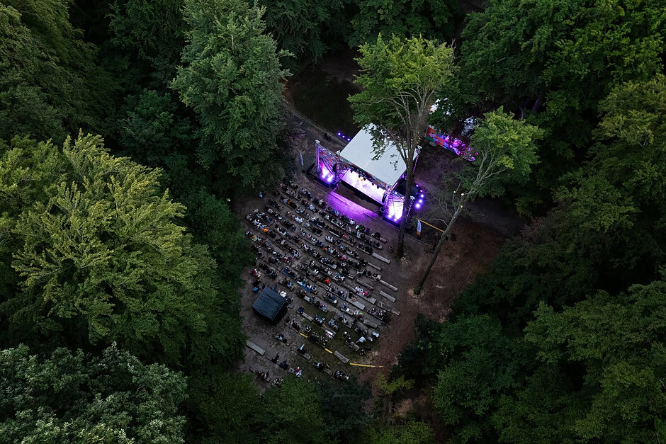 Zdjęcie z lotu ptaka teatru leśnego