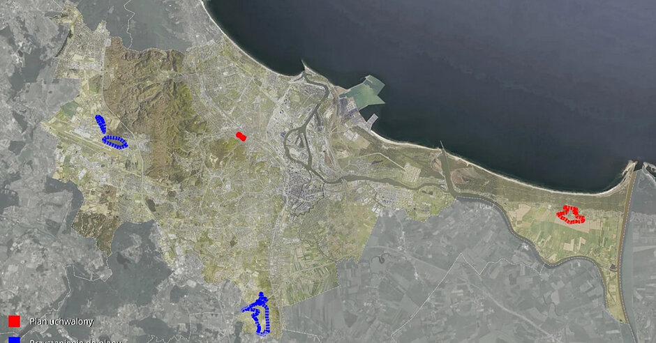Mapa salelitarna Gdańska i zaznaczone na niej cztery miejsca - dwa w kolorze czerwonym i dwa w niebieskim