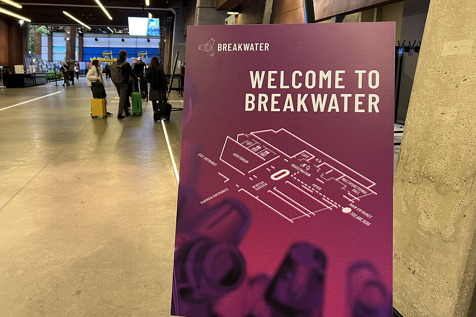 Plansza z nazwą i znakiem graficznym Breakwater Festiwal