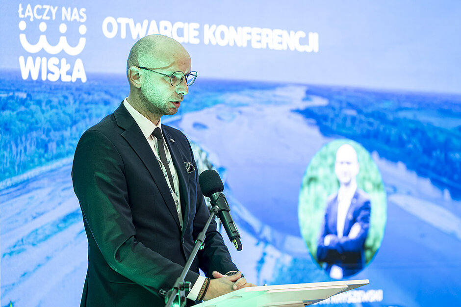 Piotr Kryszewski przemawia przy mównicy