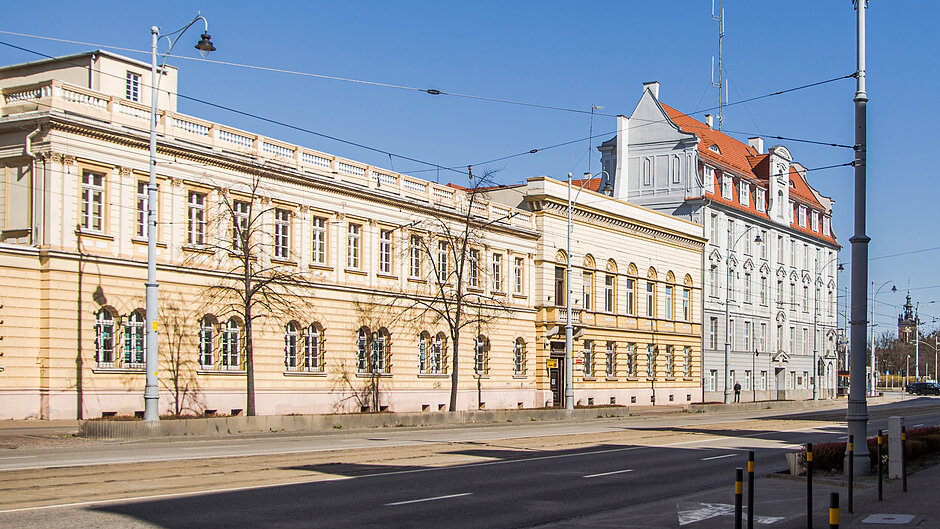 Siedziba-Sadu-Apelacyjnego-miesci-sie-przy-ul-Nowe-Ogrody-28-29-Budynek-powstal-w-latach-1877-1879-i-byl-siedziba-Wyzszego-Sadu-Krajowego-Oberlandesgericht-w-ramach-pruskiego-systemu-sadownictwa