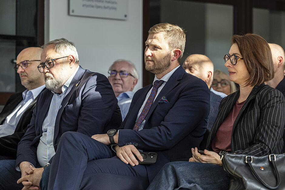 Spotkanie Społecznego Komitetu Wsparcia Budowy Metropolitalnej Opery Bałtyckiej. Zdjęcie osób siedzących w rzędzie