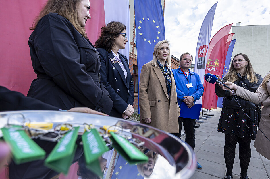 Pierwsi lokatorzy na ul. Ułańskiej 11 odebrali klucze
