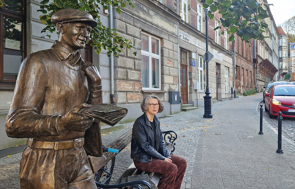 Pomnik Brunona Zwarry, a na ławeczce obok niego siedzi kobieta