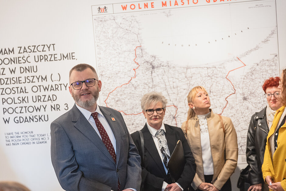 grupa ludzi w sali muzealnej
