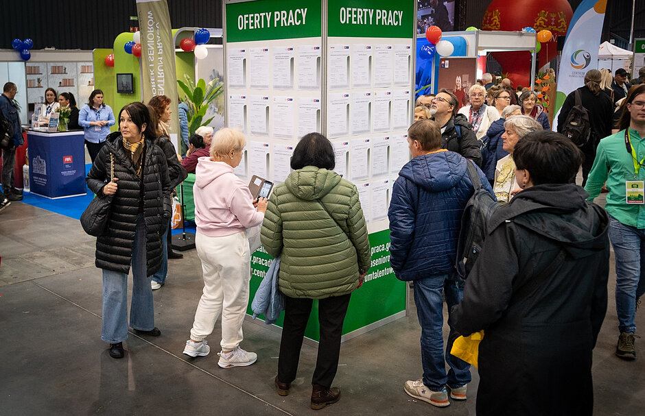 Goście targów w hali, podczas ubiegłorocznych targów pracy seniorów