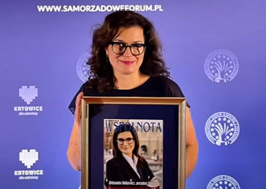 Prezydent Gdańska pozuje do zdjęcia z okładką czasopisma