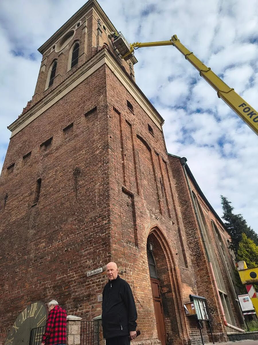 Montaż zegara na wieży kościoła