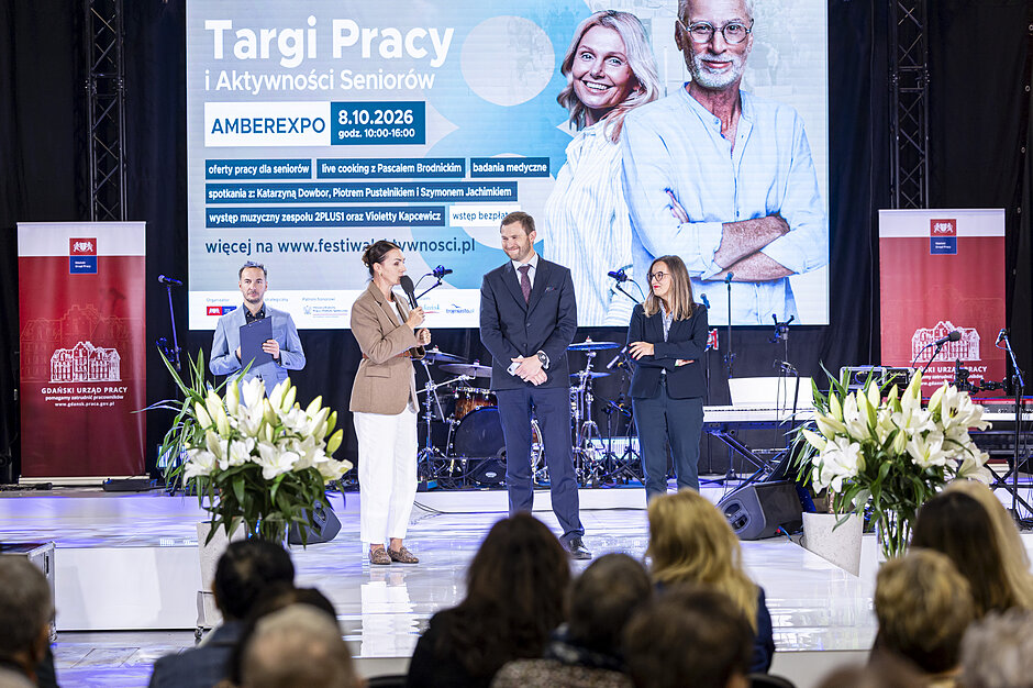 Targi Pracy i Aktywności Seniorów. Na scenie przedstawiciele miasta i województwa.