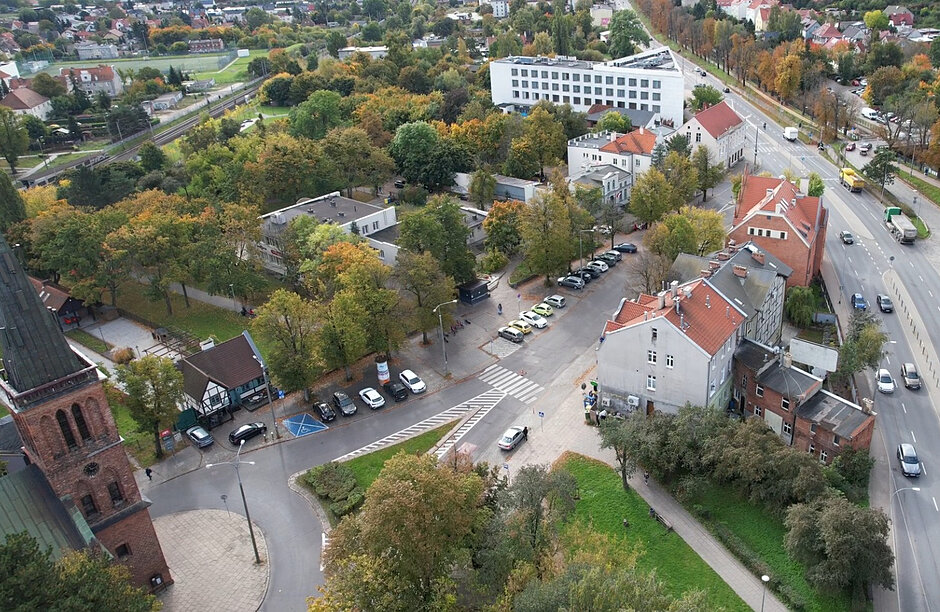 Widok z lotu ptaka na rynek. Na dole i na górze zdjęcia otaczają go tereny zielone 