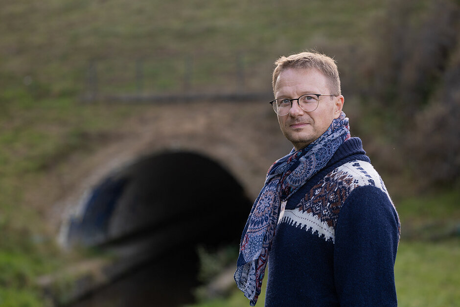 Jan Jakub Monowid (Weiser) na tle tunelu, w którym miał zniknąć Weiser_spacer śladami Weisera_7.10.2026_fot. Krzysztof Mystkowski