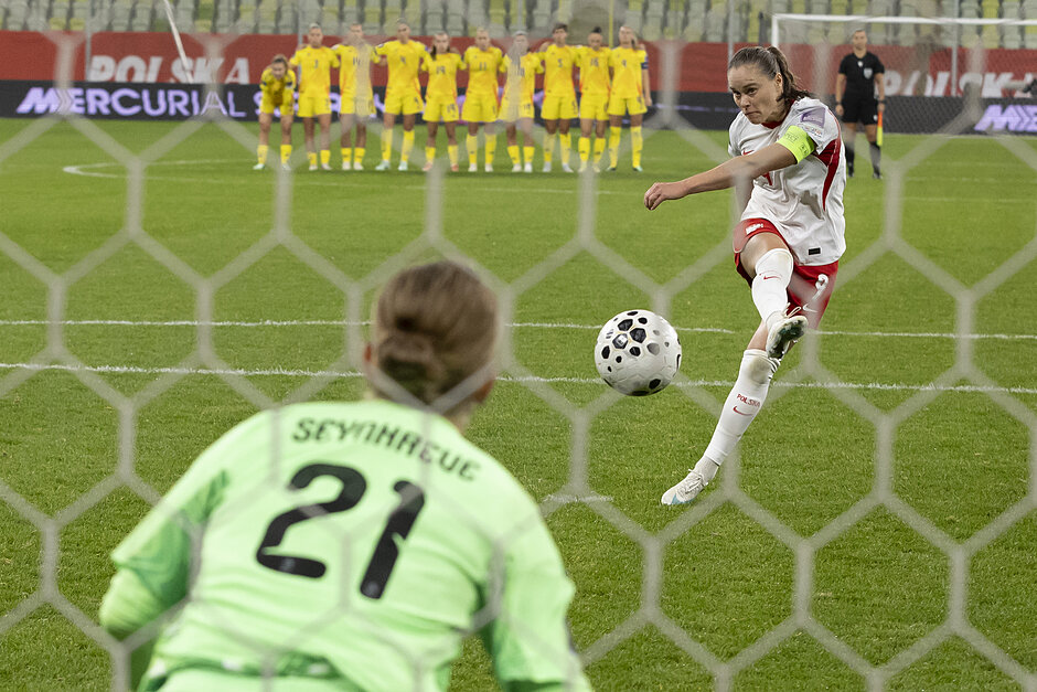 Zawodniczka strzela karnego