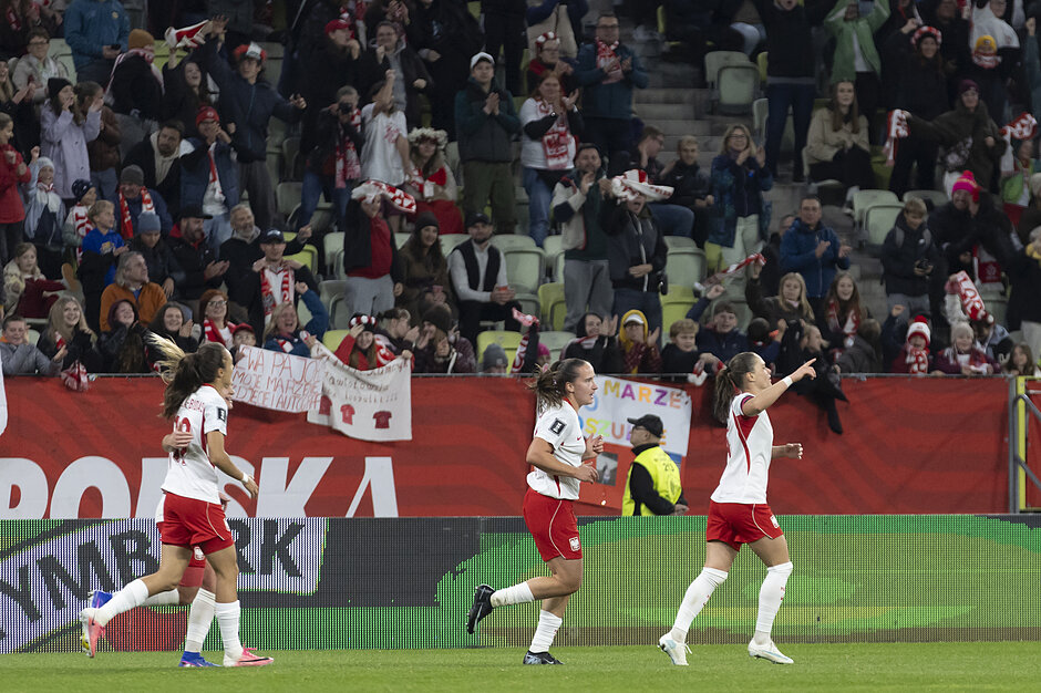 Zawodniczki uradowane biegną po zdobyciu gola