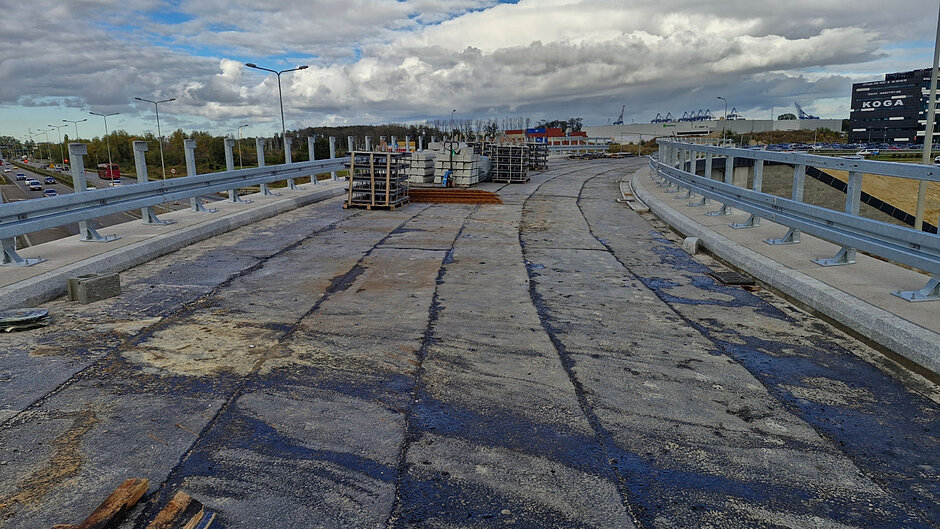 nowa nawierzchnia wiaduktu na zdjęciu