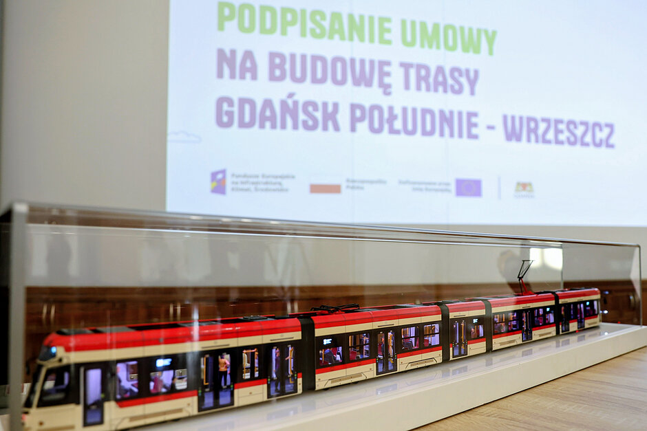 na zdjęciu makieta przedstawiająca biało czerwony tramwaj