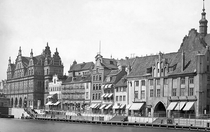 Długie_Pobrzeże_z_bramami_Chlebnicką_i_Zieloną_(w_głębi),_około_1900