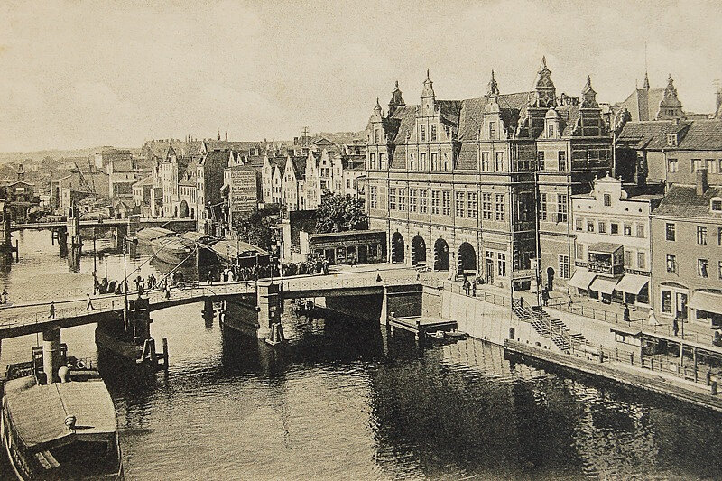 Widok_na_Zielony_Most_i_Zieloną_Bramę_z_przywróconymi_oryginalnymi_szczytami,_1910–1918