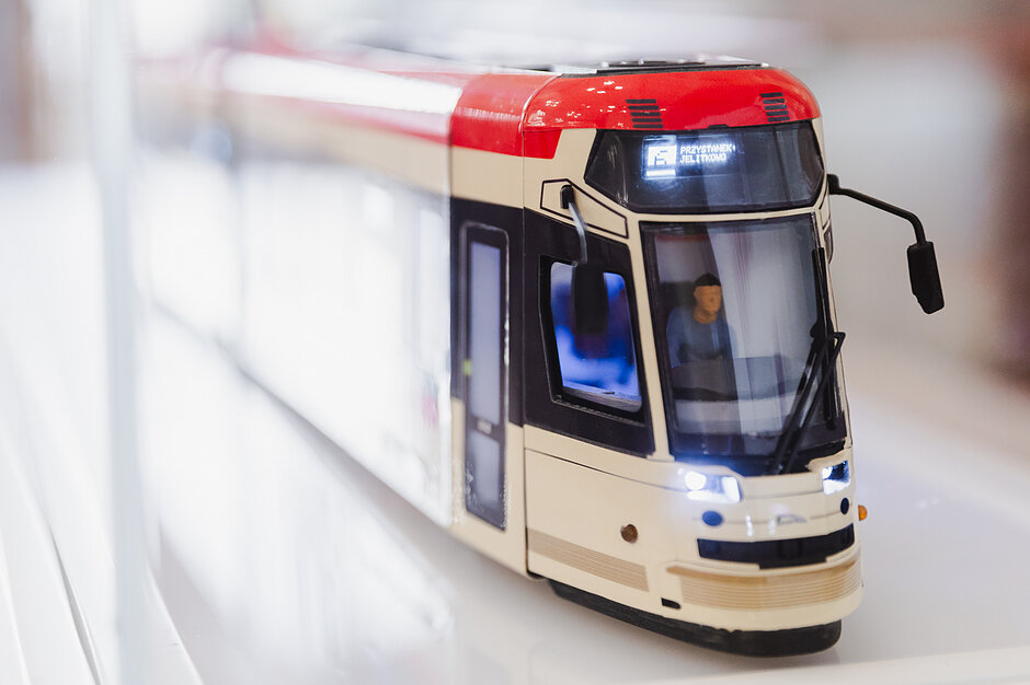 makieta przedstawia biało czerwony tramwaj widoczny z przodu