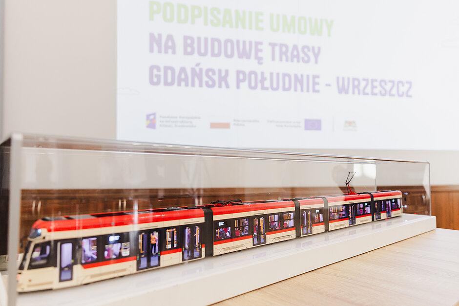 na zdjęciu makieta biało czerwonego tramwaju