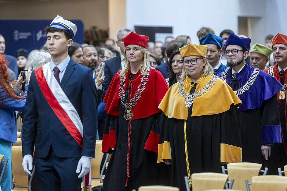 Władze uczelni w uroczystych strojach