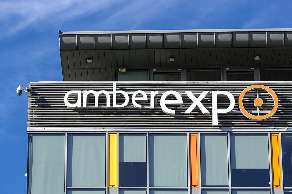 Hale targowe Amberexpo. Zdjęcie budynku i 