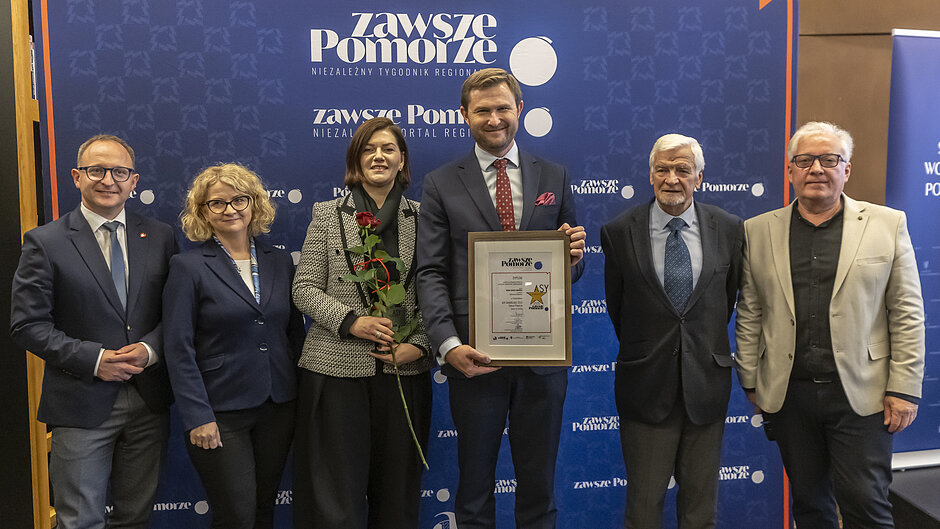 sześć osób na zdjęciu, dwie kobiety, trzech mężczyzn, opisany prezydent trzyma dyplom nagrody w ramce