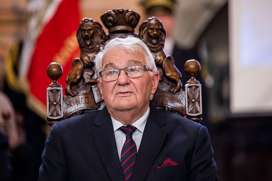 Zdjęcie przedstawia Janusza Czerwińskiego na uroczystej sesji Rady Miasta Gdańska w Dworze Artusa.