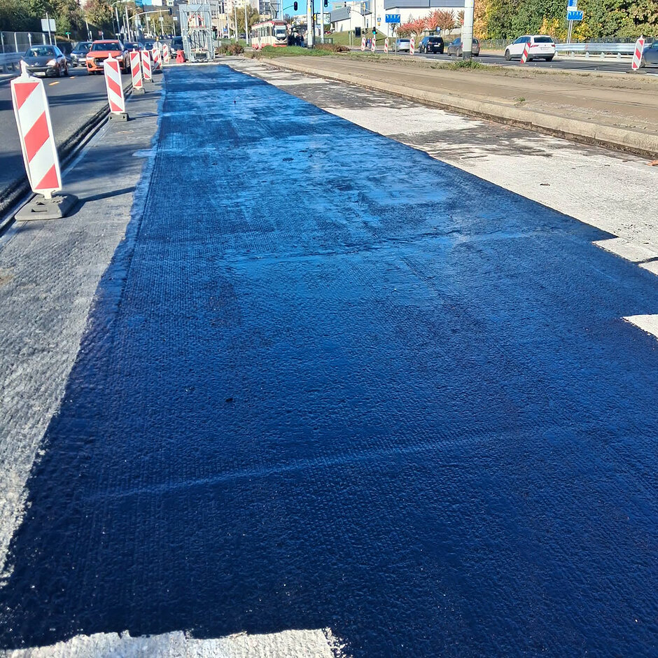 remontowana jezdnia pokryta czarną papą