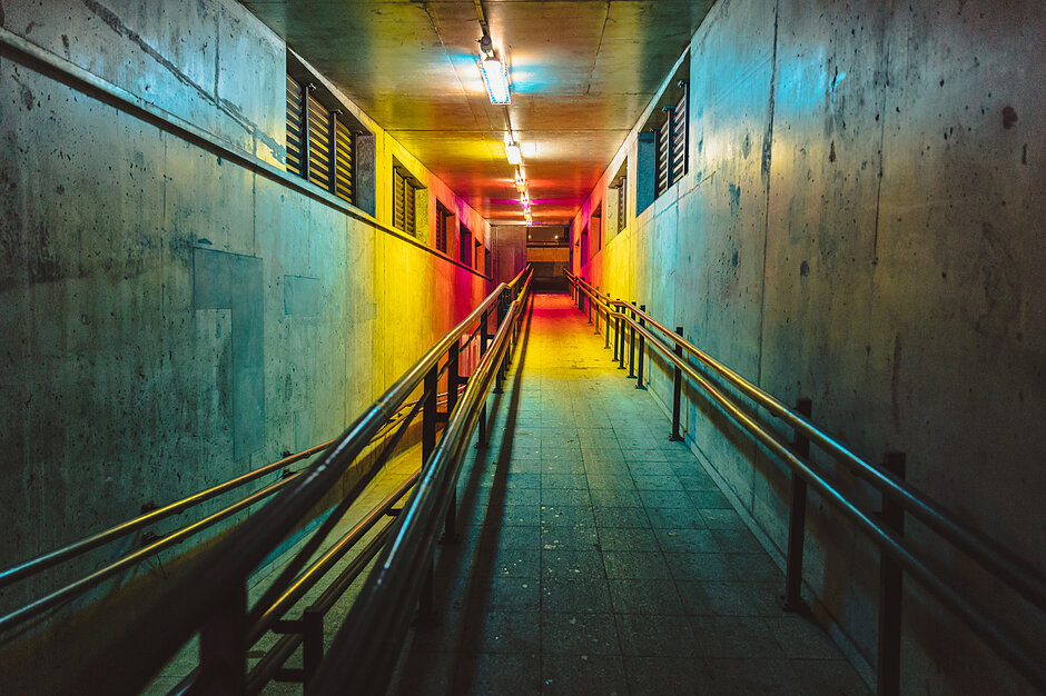 Tunel oświetlony żółtym i czerwonym światłem