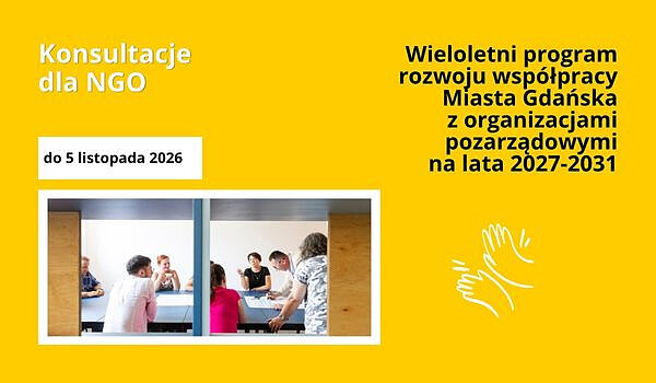 Żółta grafika informująca o konsultacjach online dla NGO dotyczących Programu wieloletniego rozwoju współpracy Miasta Gdańska z organizacjami pozarządowymi na lata 2027–2031. Termin zgłaszania uwag: do 5 listopada 2026. Na grafice widoczne jest zdjęcie spotkania konsultacyjnego oraz symbol współpracy w formie dwóch dłoni.
