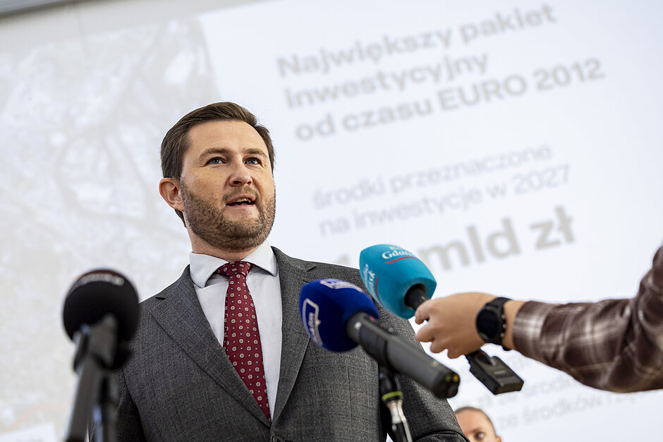 mężczyzna mówi do mikrofonów dziennikarskich: radio gdańsk, tokfm, gdansk.pl