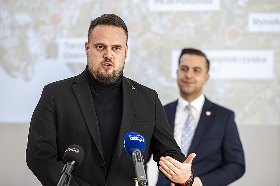 mężczyzna przy mikrofonach